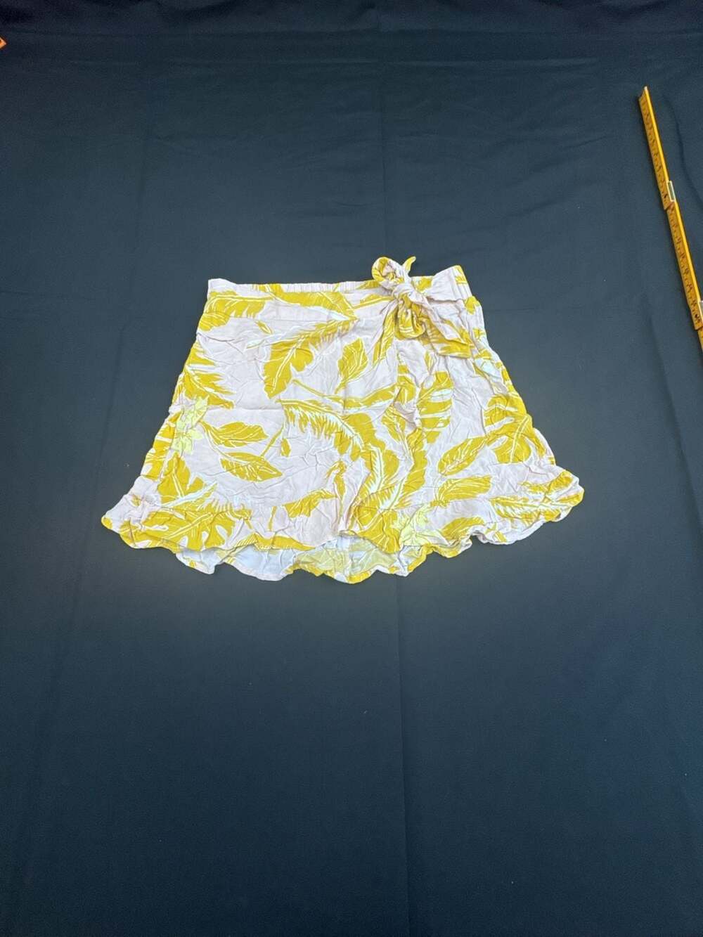 Wild Fable Yellow Leaf Print Ruffle Waist Mini Skort Size M